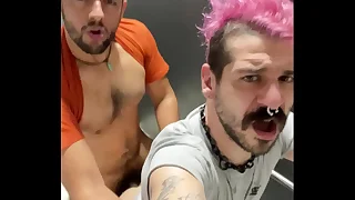 Levando leitada de macho no banheir&atilde;o