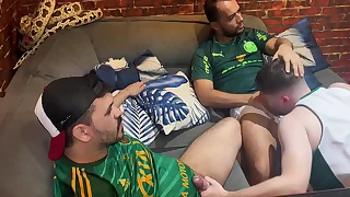 Foi assistir a partida de futebol com dois torcedores ativos e tomou pica gostoso no cu&period; - FULL SHEER&period;COM